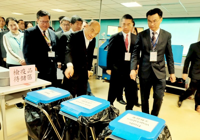 行政院長蘇貞昌(前右3)21日在內政部長徐國勇(前右2)、農委會主委陳吉仲(前右)、桃園市長鄭文燦(前右4)等人陪同下,前往桃園國際機場視察春節疏運及慰勤,視察武漢肺炎及非洲豬瘟防疫措施,了解通關作業等流程及準備。