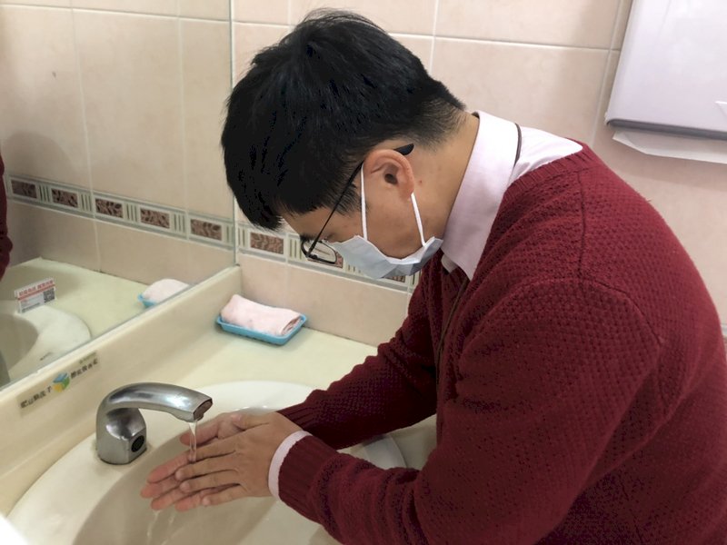 武漢肺炎感染源不明,專家提醒,到人多擁擠處可戴一般外科口罩防護,且務必勤洗手,未洗手不要摸臉、揉眼睛,以免接觸感染。