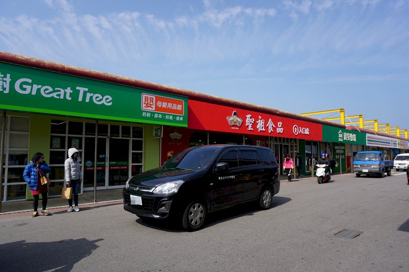 在金門縣港務處指導下,水頭碼頭大小金廊道商業服務區煥然一新,室外「風雨走廊」也建置完成,盼提供民眾及旅客更安全便捷的服務。