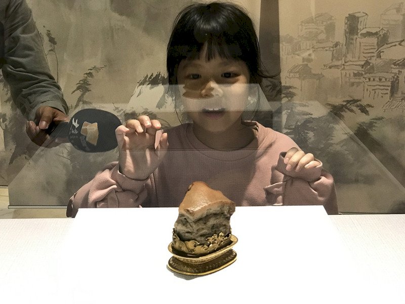 國立故宮博物院人氣展品「肉形石」21日起在彰化縣立美術館展出,首日即吸引不少民眾前往參觀。