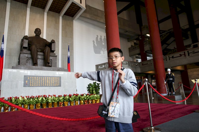 國父紀念館108年培訓20名就讀台北市多所國小及國中的小小導覽員,介紹國父紀念館的歷史故事、建築特色,21日舉行小小導覽員正式上線導覽活動,希望藉此讓中、小學生鍛鍊演說能力及語言組織能力,也透過小小導覽員有條不紊的介紹,帶給遊客全新感受。