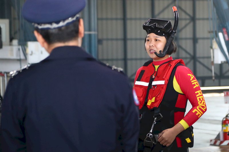 總統蔡英文21日到嘉義空軍基地視導及慰勉國軍弟兄,國軍首名女性救護士羅秀紋(右)穿著水上救援的浮潛衣亮相,向蔡總統介紹救護裝備。