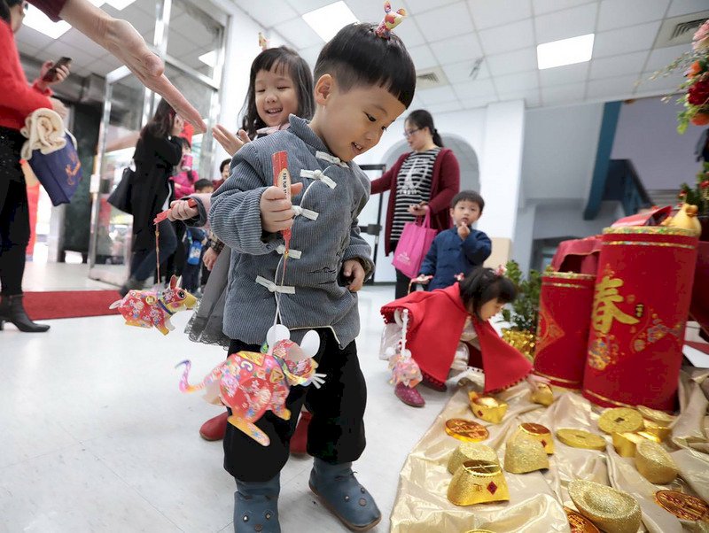 金鼠年即將到來,基隆市政府特別推出小提燈「花布發財鼠」,將自2月6日起一連3天在基隆市東、西岸旅遊服中心供民眾免費索取,限量600份。(基隆市政府提供)