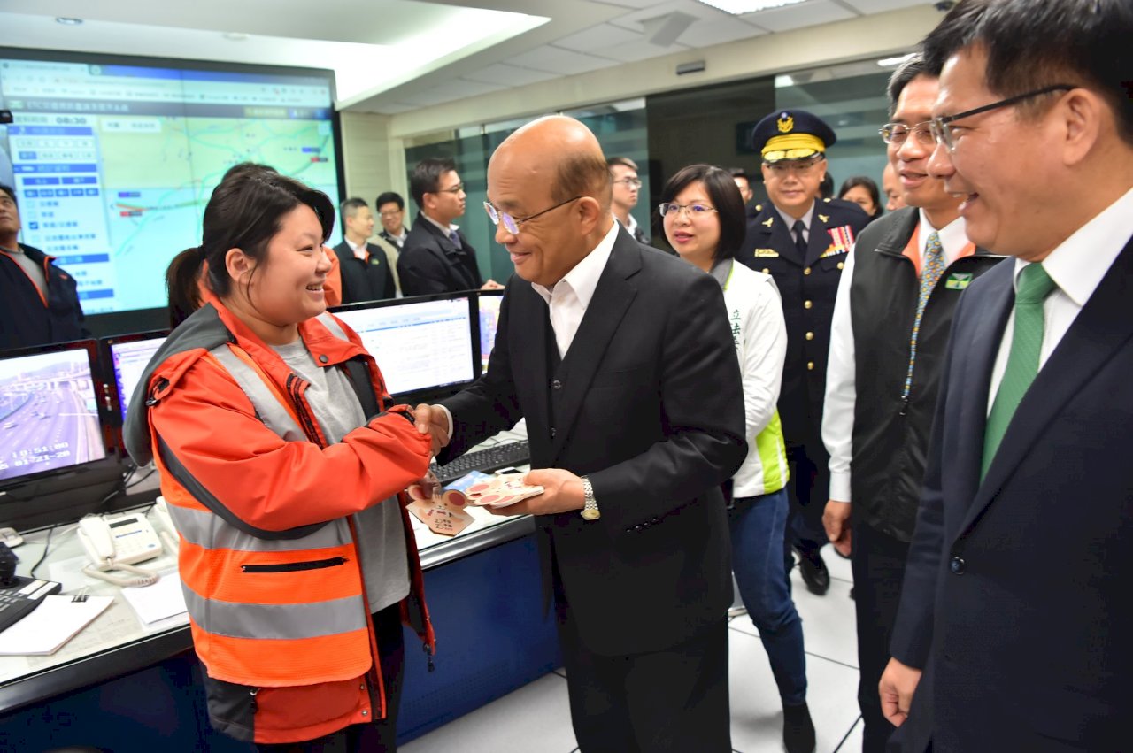 行政院長蘇貞昌21日視察高速公路局,表示春節期間如果高速公路有狀況,20分鐘內排除。(行政院提供)
