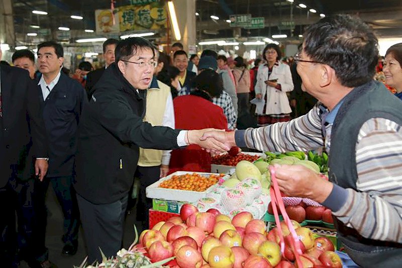 台南市長黃偉哲（前左）22日視察台南市綜合農產品批發市場，確認供貨充足，價格穩定。（台南市政府提供）