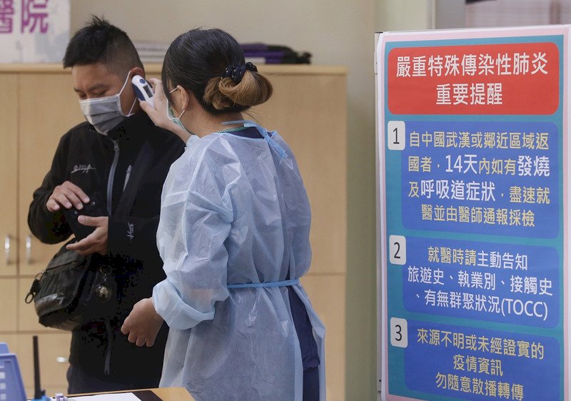 武漢肺炎疫情擴散，台灣出現首例確診病例。高雄醫學大學附設中和紀念醫院22日啟動應變疫情演練。民眾進出入醫院就診配戴口罩，醫護人員立即測量體溫。