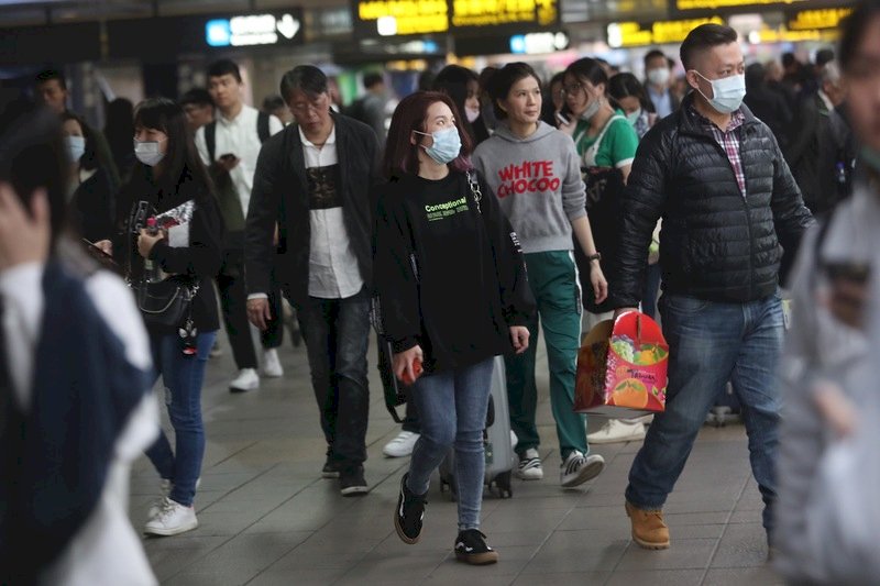 中國武漢華南海鮮市場從去年12月起爆發不明原因肺炎，病原體經判定後為一種新型冠狀病毒，台灣21日證實首例確診。民眾走在捷運連通到內並配戴口罩。