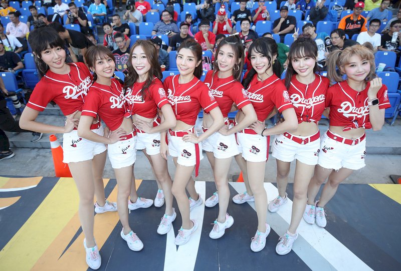 味全龍隊去年重返中華職棒，也同步成立啦啦隊GoBeauties小龍女，10名小龍女在2019冬季聯盟輪番登場，初試啼聲帶動球隊應援氣氛。
