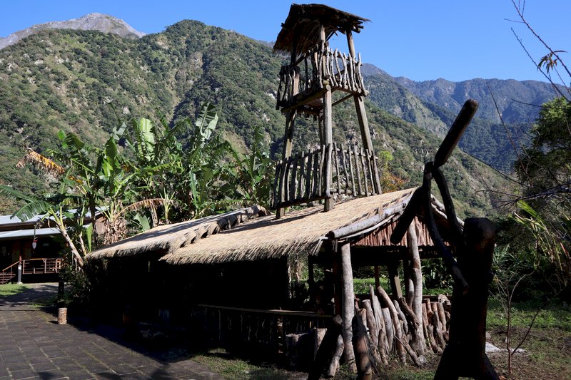 太魯閣布洛灣的山月村看見許多粗獷的木雕及漂流木搭建的裝置藝術,還有茅草屋、瞭望台等原民意象的各式造景,這些都是出自太魯閣族人的手藝。