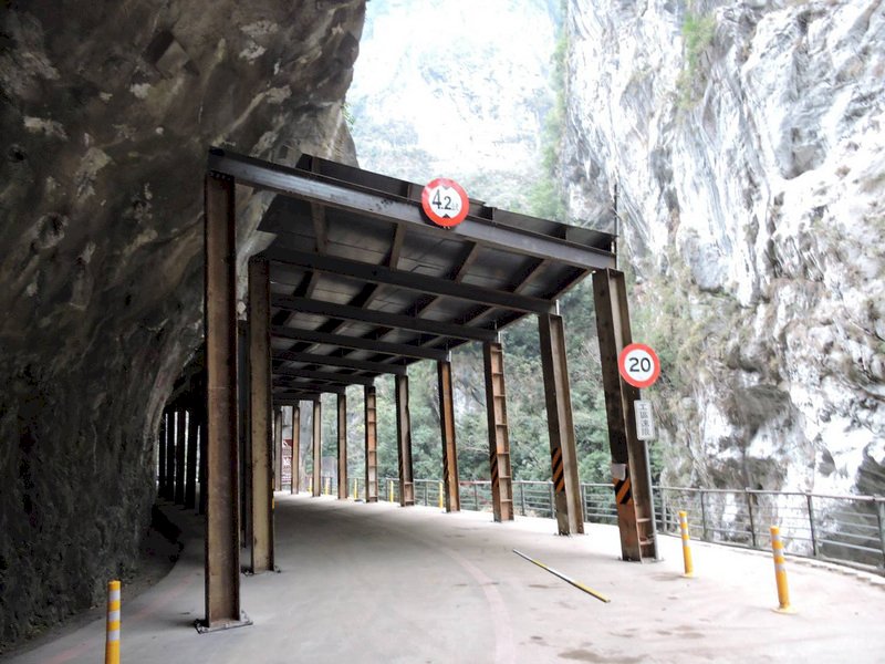 太魯閣國家公園燕子口因邊坡工程暫停開放,太管處搭建臨時防落石棚,23日起重新開放遊客通行。(太管處提供)