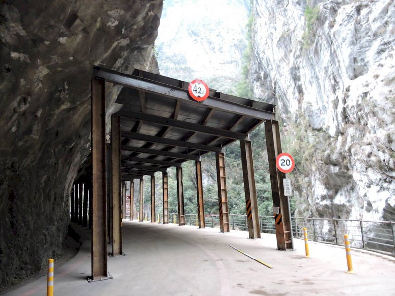 太魯閣國家公園燕子口因邊坡工程暫停開放，太管處搭建臨時防落石棚，23日起重新開放遊客通行。（太管處提供）