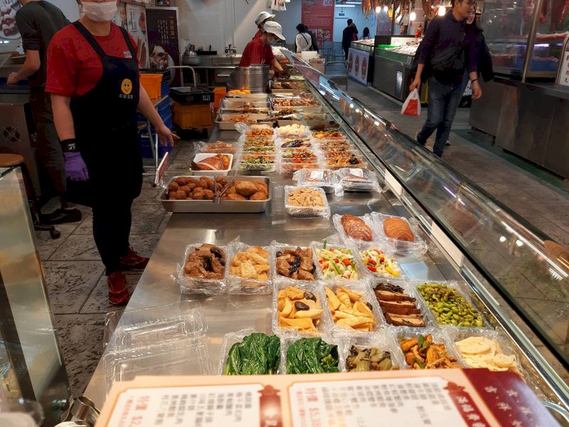「上市場」買菜是多數人共同的生活經驗，南門市場不只勾起老台北人的美味回憶，熟食更是受到上班族喜愛。