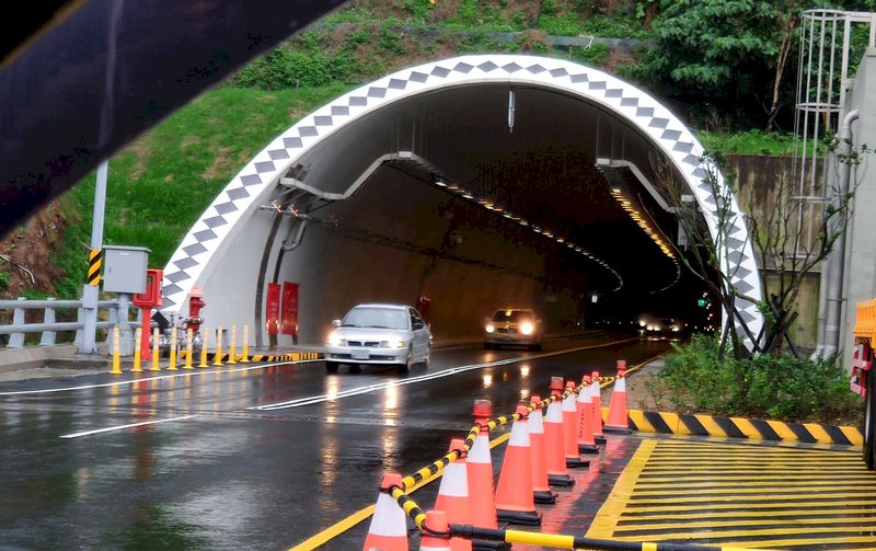 春節連續假日登場,南迴改南下、北上車流量增加,不過因南迴公路台東段全面拓寬3至4線道,草埔隧道車流順暢。