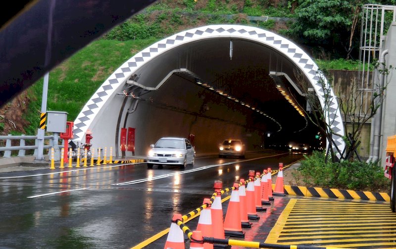 春節連續假日登場，南迴改南下、北上車流量增加，不過因南迴公路台東段全面拓寬3至4線道，草埔隧道車流順暢。