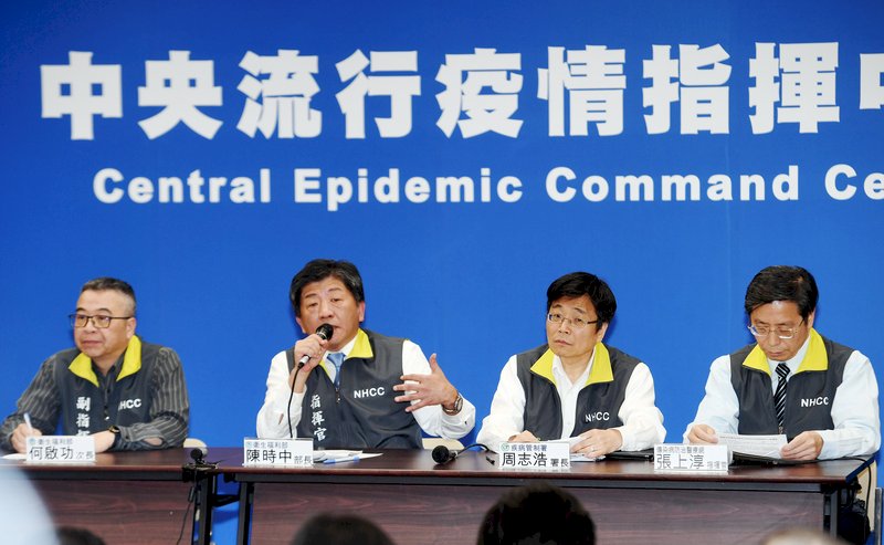 因應中國武漢肺炎疫情,中央流行疫情指揮中心23日舉行記者會,傳染病防治醫療網指揮官張上淳(右起)、疾管署長周志浩、衛福部長陳時中、次長何啟功出席,宣布將指揮中心疫情等級提升到第二級。