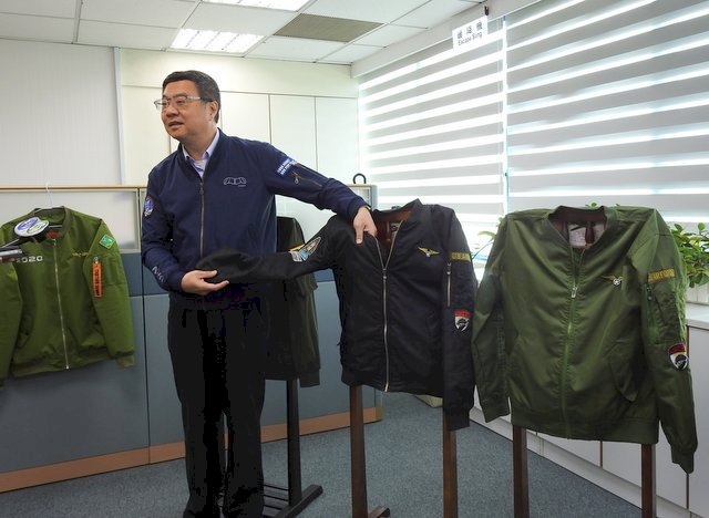 民進黨勝選版飛行夾克政治獻金 捐給武漢肺炎防疫