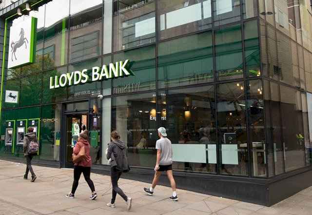網路服務來臨 英駿懋銀行集團再關56分行