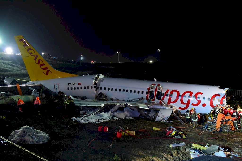 土耳其客機降落時衝出跑道斷三截 至少1死157傷