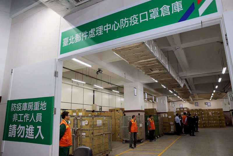 口罩販售實名制讓郵差壓力大 小心配送如運鈔