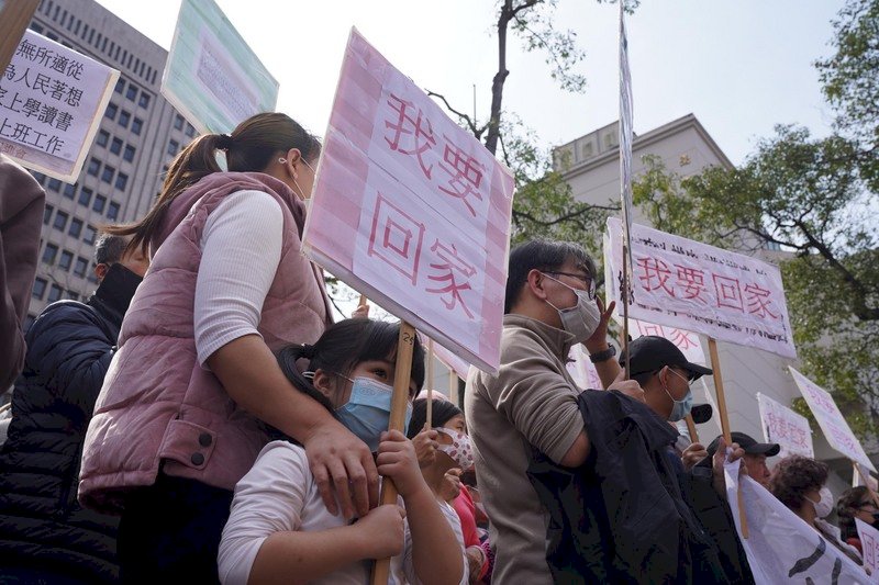 滯留中國湖北台灣人及陸配的家屬14日前往陸委會陳情,舉出標語表達回家是家屬唯一的訴求。