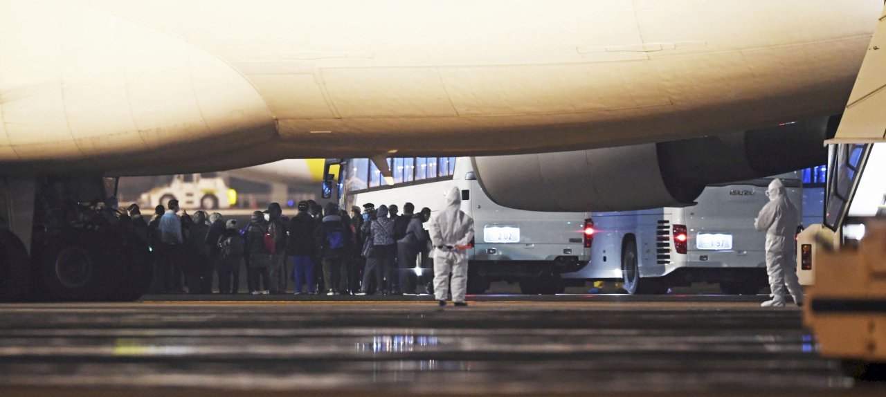 美國專機自日撤離乘客 14人呈武漢肺炎陽性反應