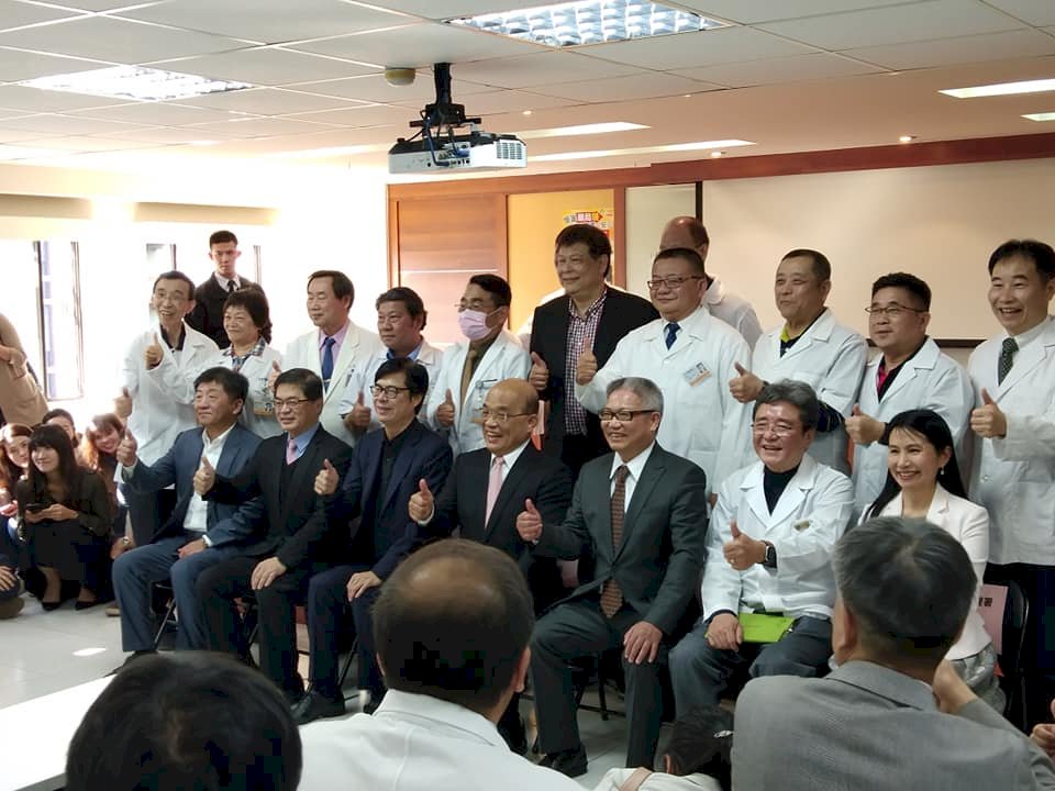全國藥局扛賣口罩重任 蘇揆鞠躬感謝