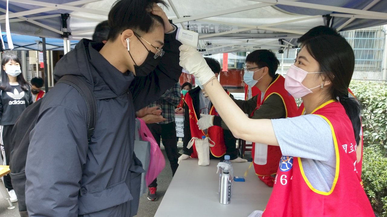 台師大4千住宿生今返校 校長親督量體溫及防疫消毒