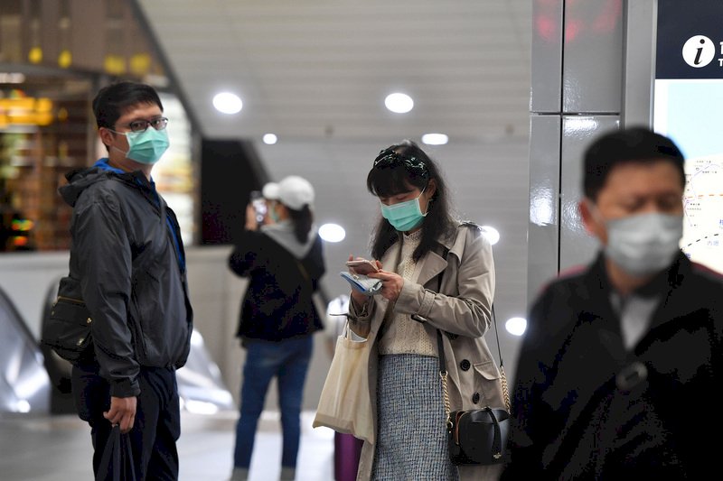 疫情升溫 藍委:健康不用戴口罩政策應調整