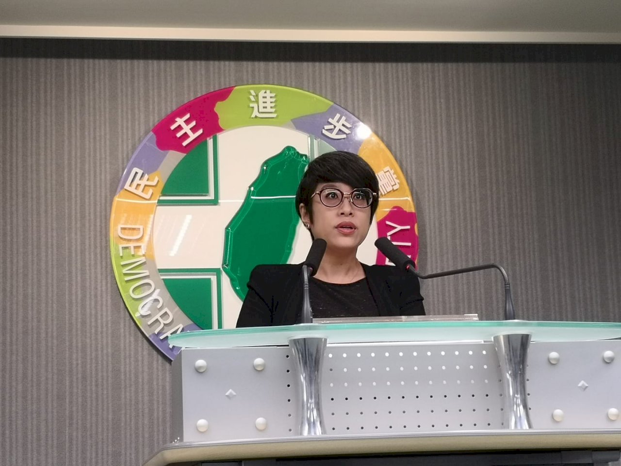 民進黨捐777萬元飛行夾克政治獻金 用於武漢肺炎防疫