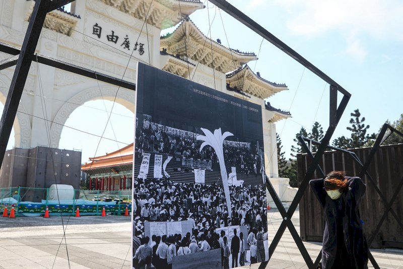 野百合學運30週年，台灣學生聯合會等多個公民團體16日在台北自由廣場牌樓前舉行記者會，在木製拒馬掛上當年野百合學運照片，以策展形式紀念野百合運動。