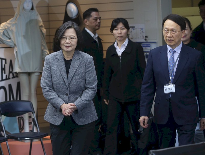 總統蔡英文（前左）16日下午訪視聚陽實業股份有限公司，在董事長周理平（前右）陪同下，瞭解防護衣生產線。