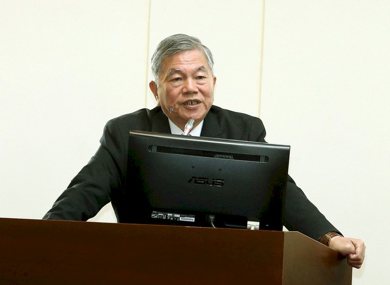 口罩產能本週上看1500萬片 經長:要再衝高須考慮N95口罩需求