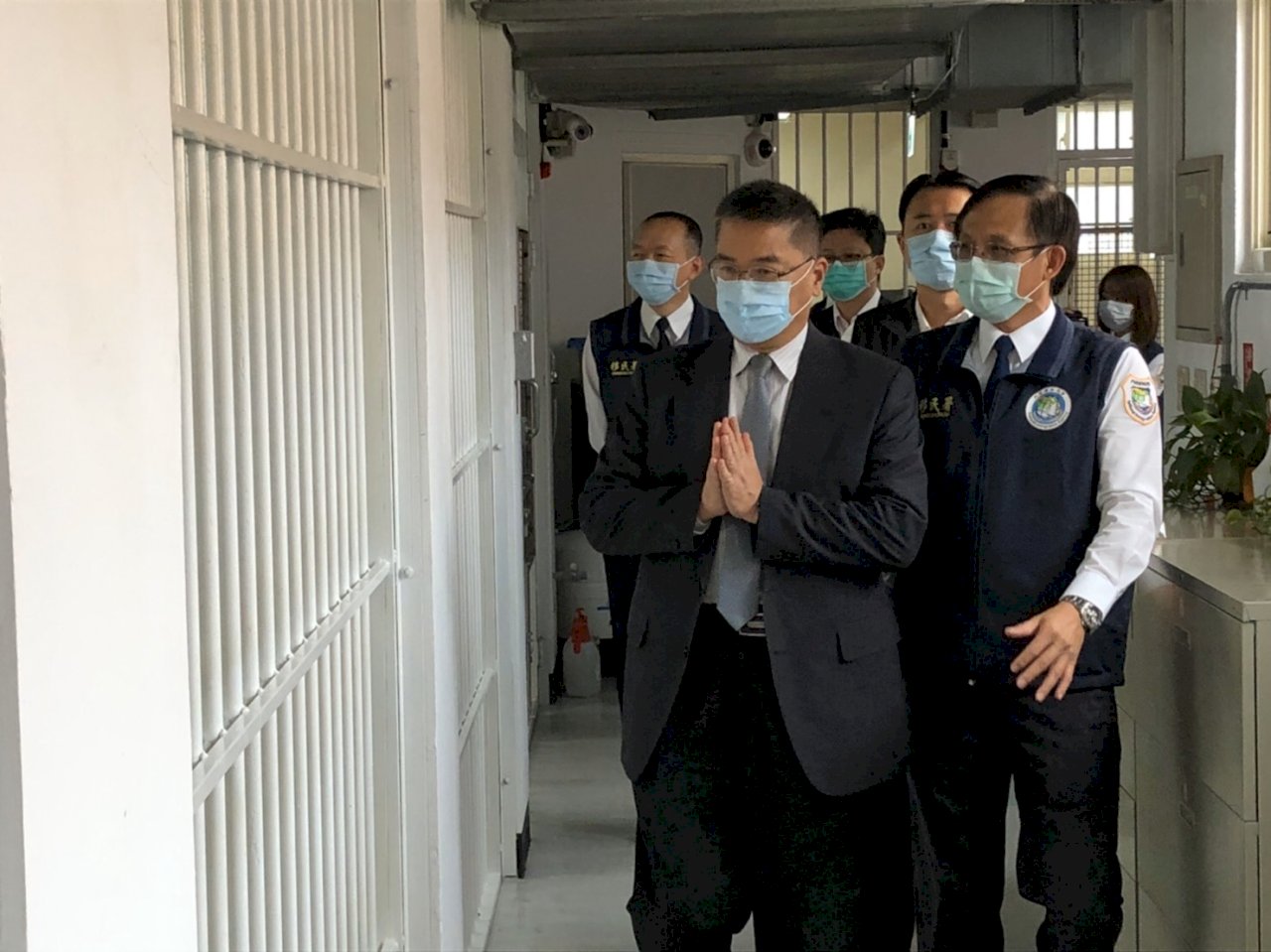 防堵疫情 徐國勇視察移民署高雄收容所與機場防疫措施