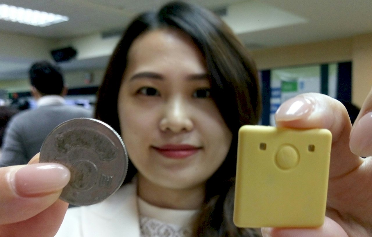 台製世界最小穿戴體溫計 陽明開發防疫智能行動平台(影音)
