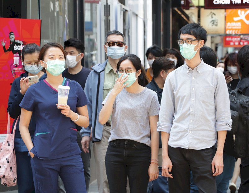 香港本地確診武漢肺炎個案近日回升，令人憂慮疫症在平靜一段時間後捲土重來，圖為中環商業區上班族依然戴口罩防疫。
