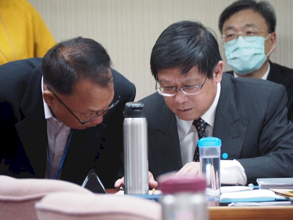 衛環委員會一度因肺炎疫情中斷會議 防疫醫師到場說明風險續開會