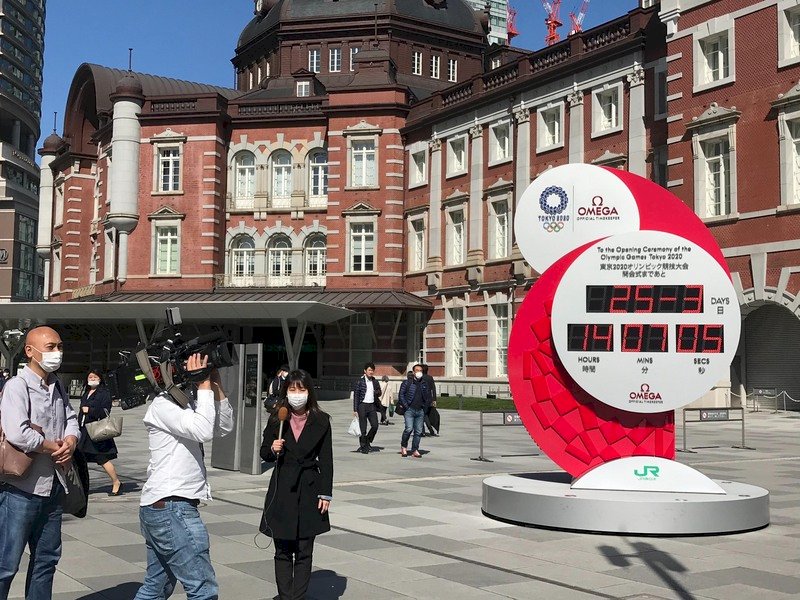 武漢肺炎疫情全球延燒,國際奧會24日宣布原定7月舉辦的東京奧運延後一年,東京車站前廣場的奧運倒數鐘25日起停止倒數,變成一般時鐘。