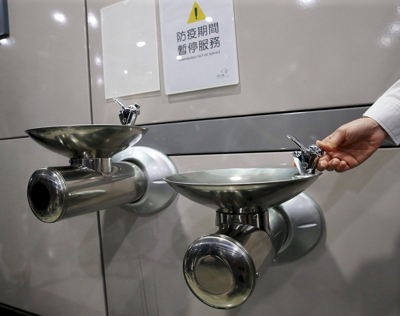 武漢肺炎疫情至今仍嚴峻,台灣高鐵持續加強各項防疫措施,希望保護員工及旅客的健康安全,目前各站內設置的飲水機,若是生飲台型式,防疫期間皆公告暫時停止使用。