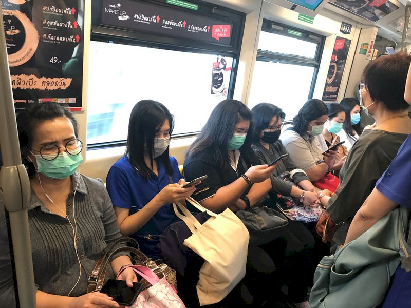 泰國將從26日凌晨起進入緊急狀態,泰國捷運從25日起強制旅客必須戴口罩才能進站。