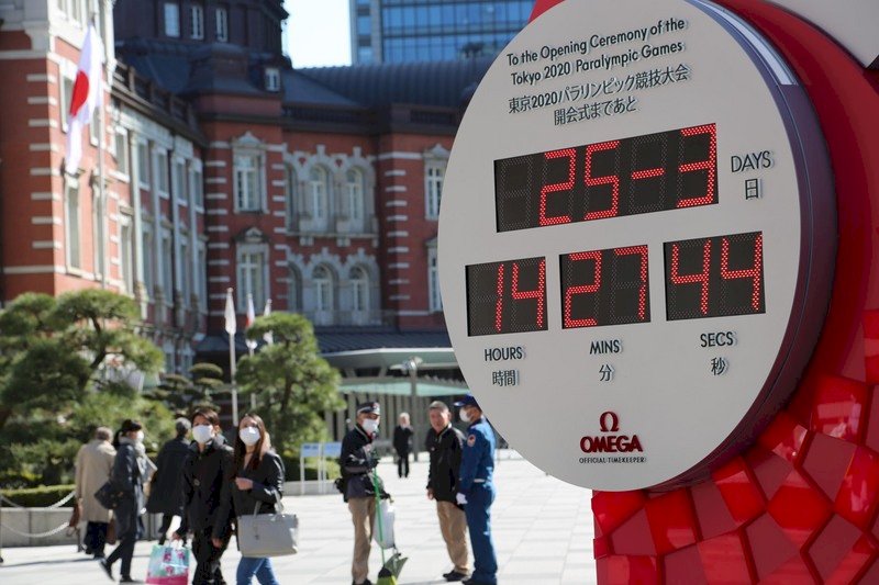 受到武漢肺炎疫情肆虐全球的影響,原定7月24日開幕的東京奧運延後約一年舉辦。3月25日很多民眾來到東京車站廣場的奧運「倒數時鐘」拍照,目前不倒數,成了一般的時鐘。