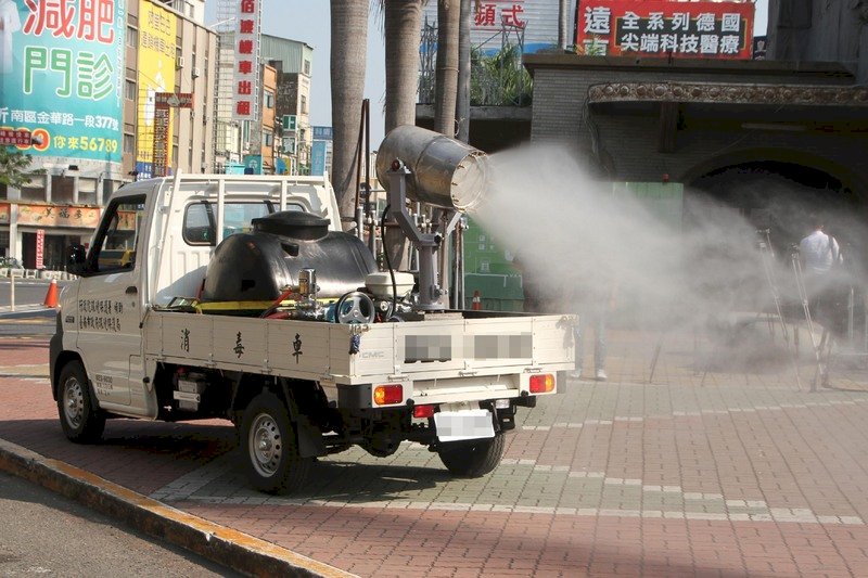 台南市環保局向環保署爭取經費補助、自行設計的砲霧台消毒車,可在戶外空間進行大面積噴灑,減少人力的使用。