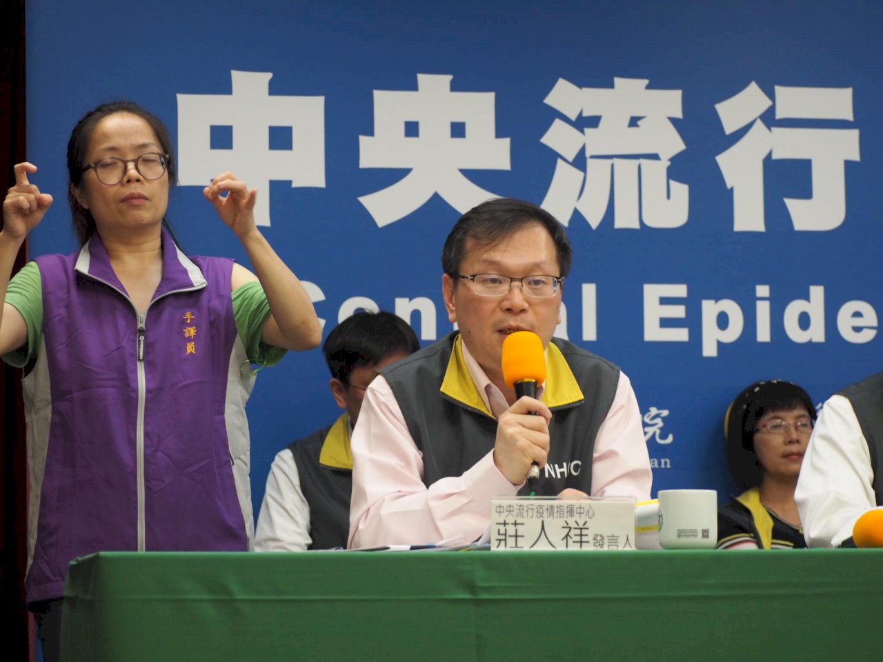 指揮中心急追女保全社區204住戶 1人發燒採檢