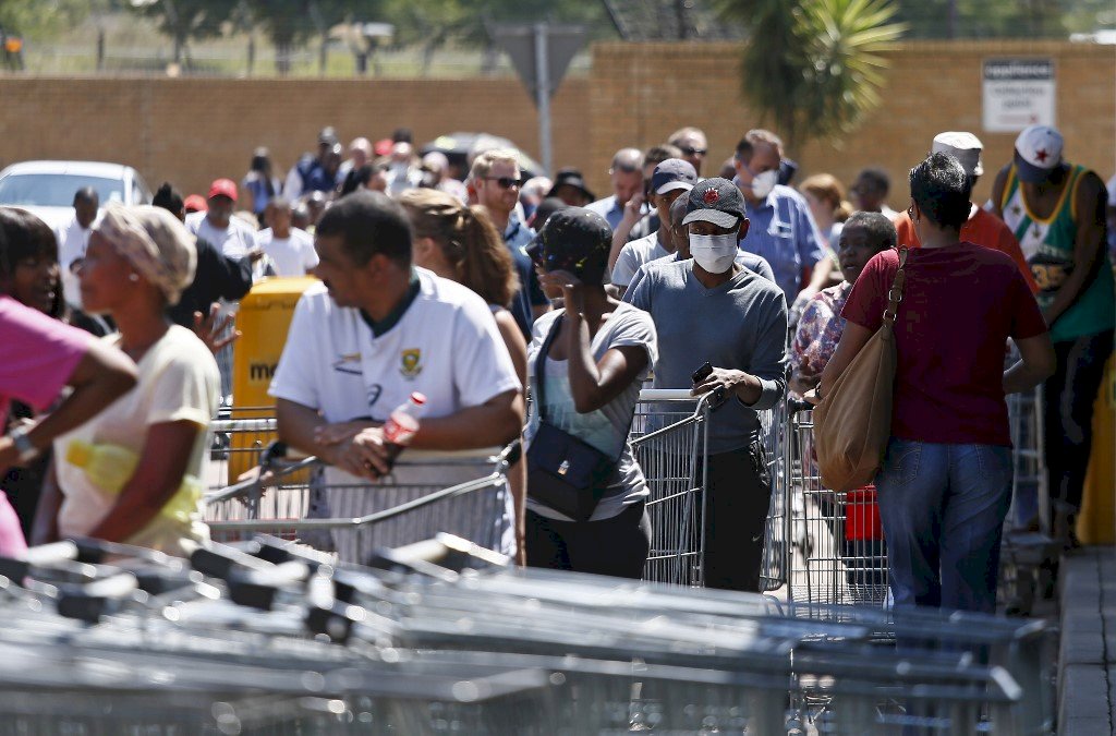 南非封鎖21天，人民瘋囤糧。圖為賣場外大排長龍。 (AFP)