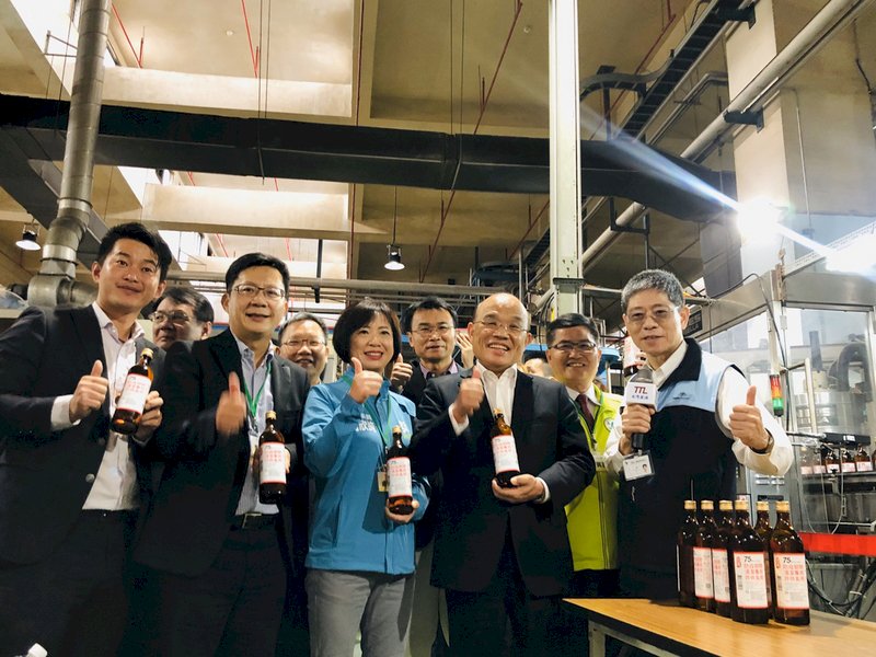 武漢肺炎疫情嚴峻,行政院長蘇貞昌(前排右2)28日南下台中酒廠,視察酒精製作過程。
