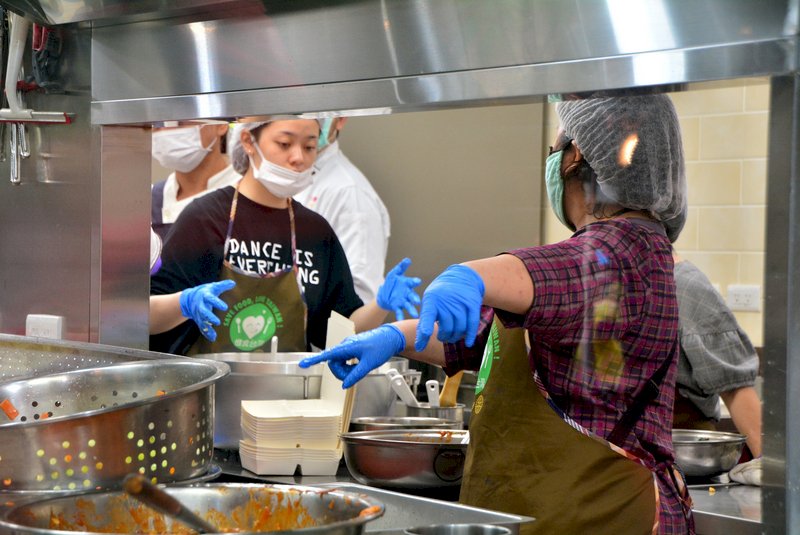 惜食台灣行動協會「惜食廚房」28日啟用,扶輪社志工每天將送300個愛心便當給雙北市第一線醫護人員。
