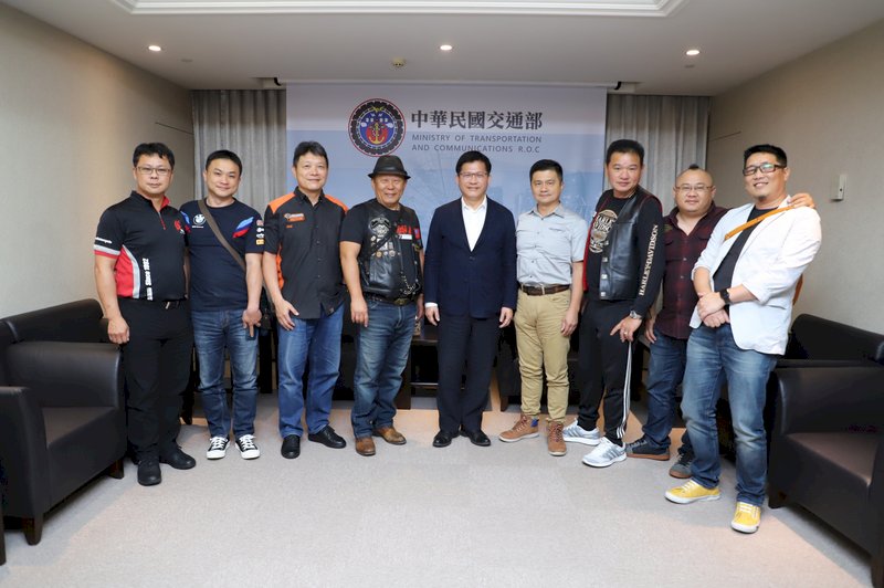 交通部長林佳龍(中)27日接見重機代表,會中指示將重啟評估檢核國道是否開放重機。(交通部提供)