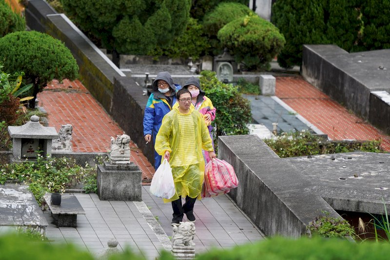 清明節即將到來,不少民眾28日避開清明連假人潮,提前上山掃墓。