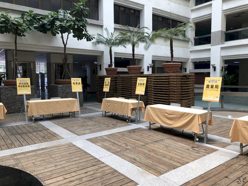 台中市政府秘書處表示,台灣大道及陽明市政大樓原由各機關在1樓聯合服務中心及各機關所在樓層提供各項服務,因應武漢肺炎疫情,4月1日起特在1樓通風較佳的中庭設置聯合洽公專區,降低非必要接觸風險。(台中市政府提供)