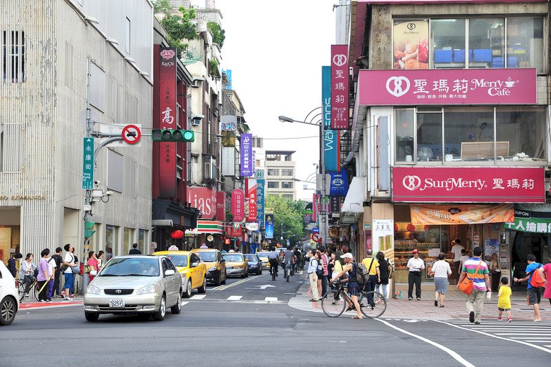 根據統計,永康商圈200家店面,1年可以締造約新台幣300億元營收。不過,受到疫情衝擊,永康商圈人潮驟減,至今營業額已減少5成。(東門永康商圈發展協會提供)