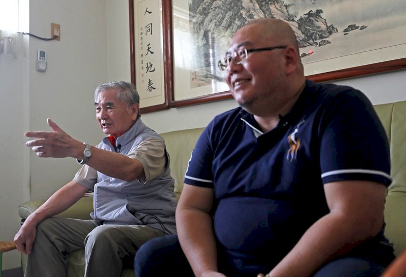 麥文達(左)與麥家碩(右)父子是鑽石公主號最後返家的旅客,船上隔離、住院治療到最後痊癒,麥家父子延後51天才重新踏上台灣的土地。